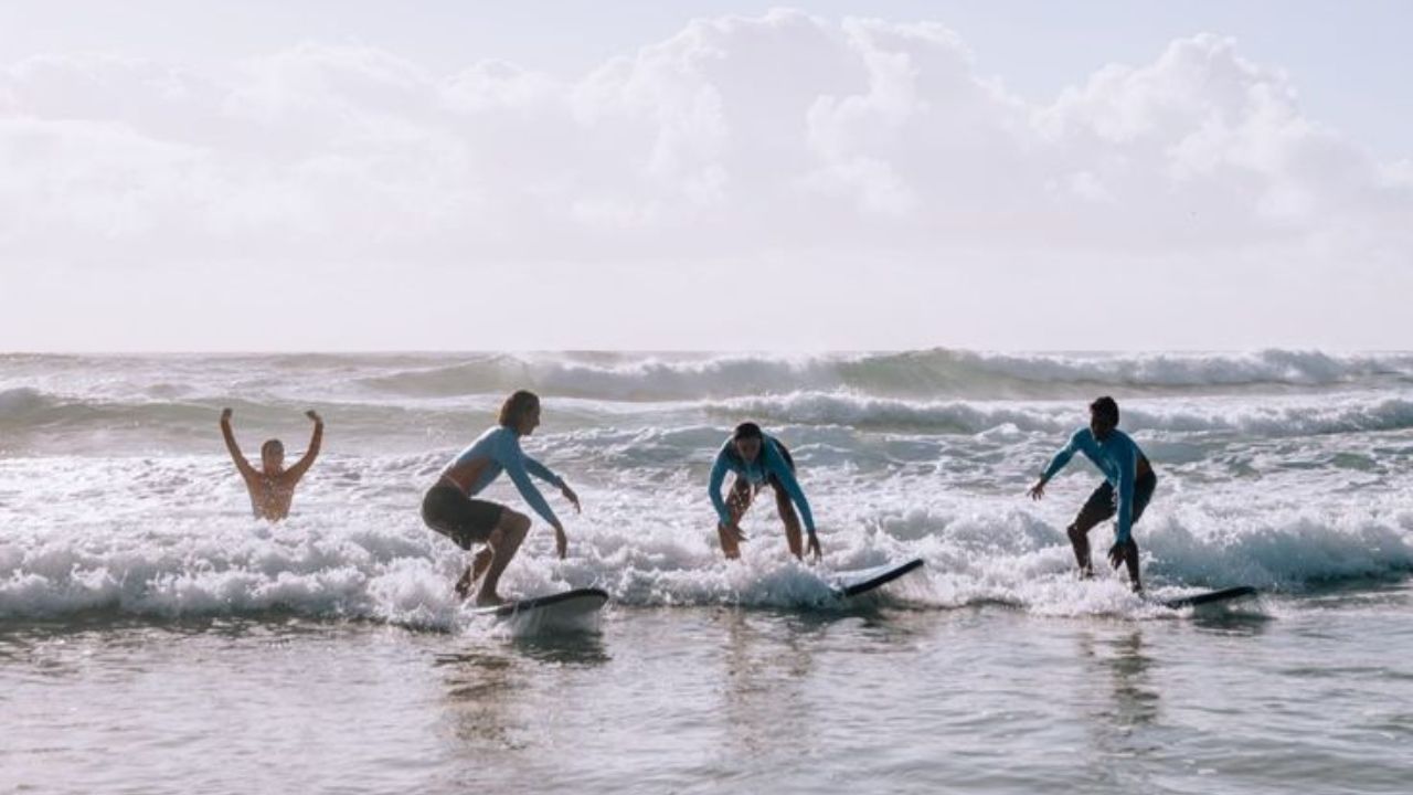 Budds backpackers learning to surf at Snapper Rocks